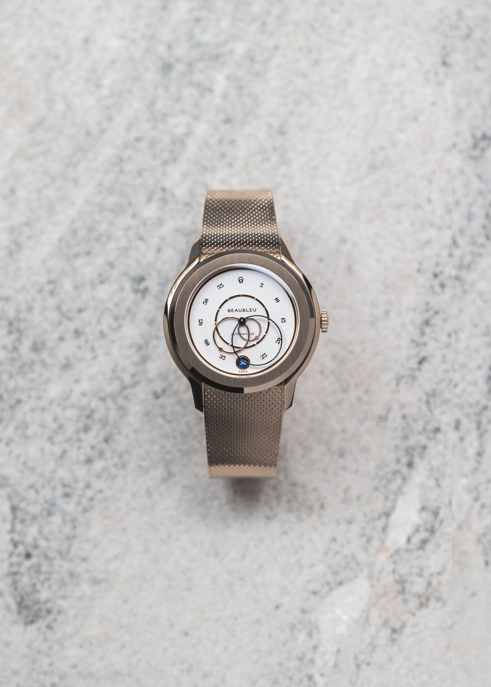 Beaubleu Ecce Lys, on the wrist, image 2